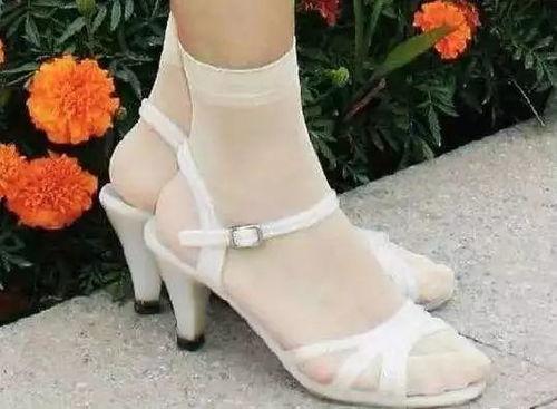 带着丝袜插妈妈小说,一段禁忌的母女情缘